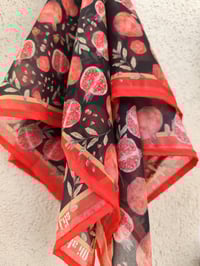 Pañuelo mediano GRANÁ sobre negro borde rojo