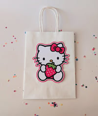 Image 2 of Figuras de Hello Kitty Fresita recortadas para centros de mesa