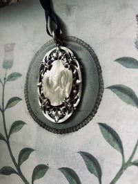 Image 6 of Magnifique pendentif métal plaqué argent, rond de nacre et feuille d’acanthes, XIXème siecle