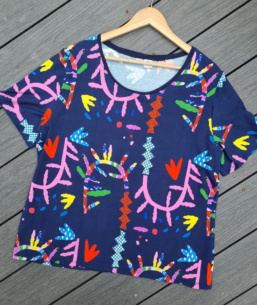 Image of NAVY PRINT TEE. AVAILABLE in EXTRA-LARGE