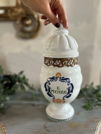 Image 1 of Joli pot d’apothicaire en porcelaine blanche, « décors de Paris »vintage!