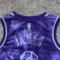 Image 7 of NIKE LEBRON JAMES LOS ANGELES LAKERS 2022/23 SELECT SERIES MEN NBA SWINGMAN BASKETBALL JERSEY MEDIUM