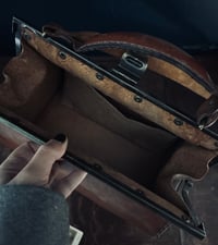 Image 3 of Sac de medecin, cuir épais, ouvrant en tre bon état, lanière réglable