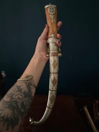 Image 2 of Poignard traditionnel ancien dit Koummya, métal argenté, bois blond.Fin du XIXème siècle