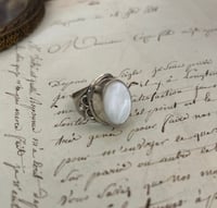 Image 5 of Magnifique bague en argent massif et nacre, taille 58, vintage.