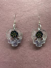 Skull earrings with rainbow motif glass milli