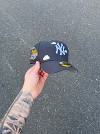 Image 1 of PARTLY CLOUDY CHARCOAL GRAY NEW YORK YANKEES CUSTOM FITTED CAP