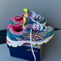 Image 3 of size: us7.5 uk5.5 eu39 cm24.5