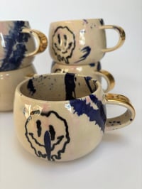 Image 2 of melting smiley mug - gold lustre 