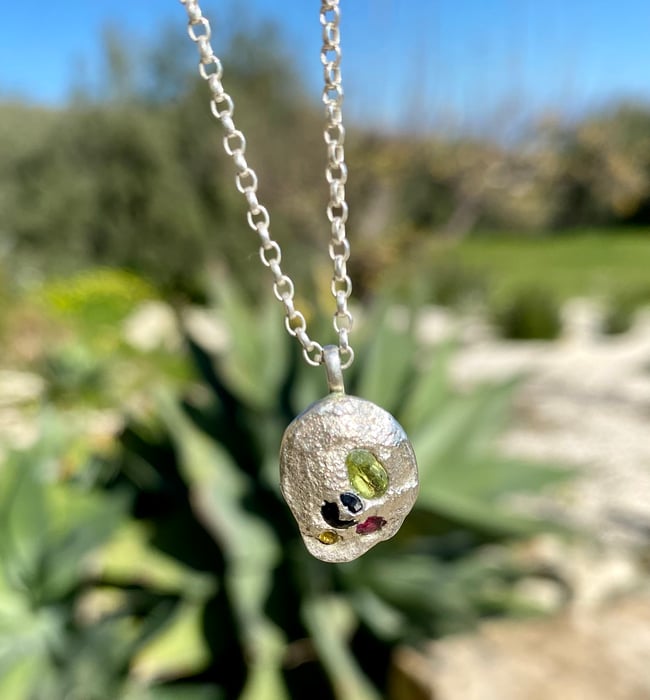 Embedded pendant oval