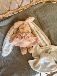 Image 1 of DOUDOU TENUE NUDE ET SON LANGE BRODÉ