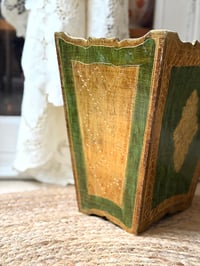 Image 3 of Corbeille florentine en bois laqué