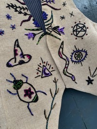 Image 6 of Chaleco bordado a man. HABELAS HAINAS. Talla XL. Deseño exclusivo!