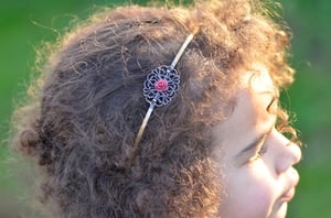 Image of Serre-tête filigranée avec fleurette en résine coloris framboise