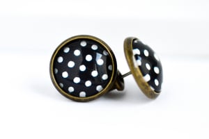 Image of Puce d'oreilles à pois noir et blanc intemporel