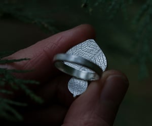 Image of Moss Agate and prehnite leaf ring