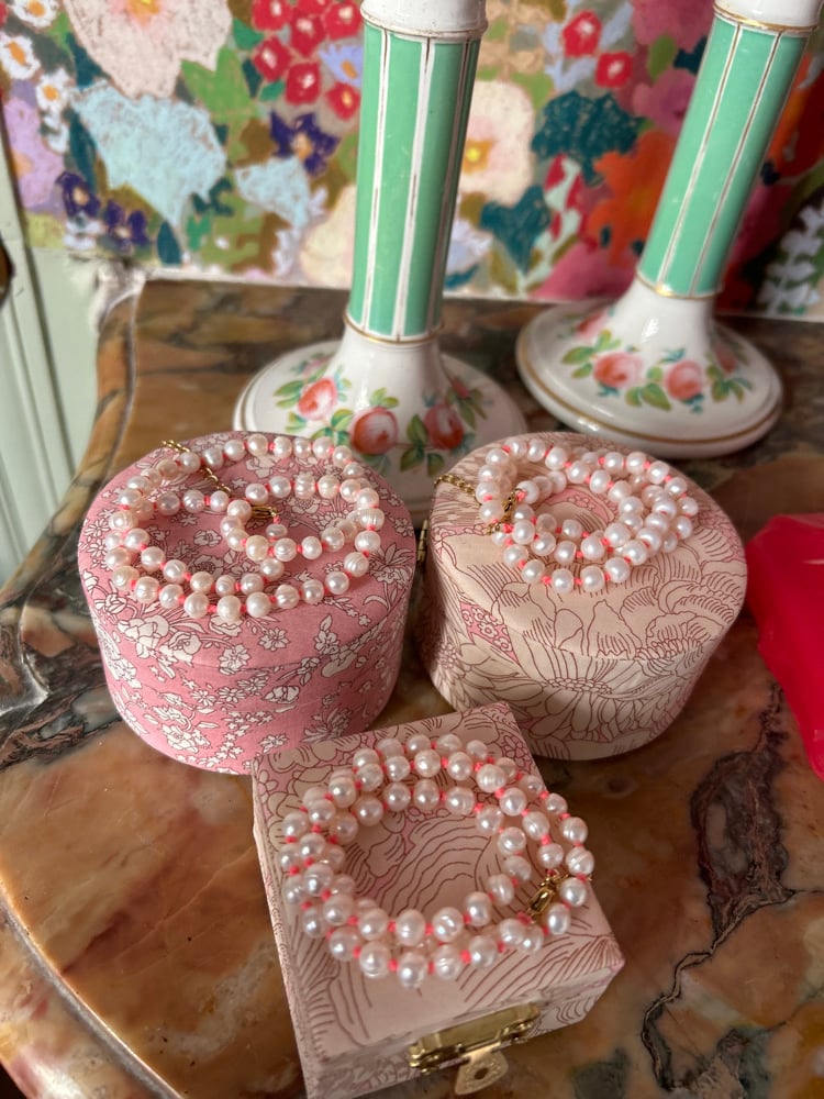 Image of Colliers en perles d’eau douce et en pierres naturelles dans leurs écrins en Liberty 