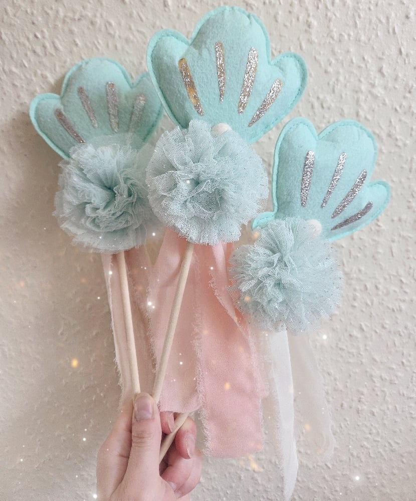 Image of Sea Shell Tulle Pom Luxe Wand.