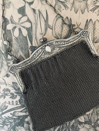 Image 6 of Sac aumônière en plaqué argent du XIXème siècle, avec anse en chaîne.