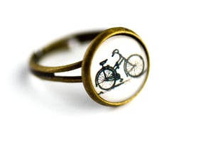 Image of Bague 'Vélo rétro' illustration bicyclette coloris rétro sous verre
