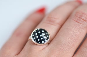 Image of Bague 'Vélo rétro' illustration bicyclette coloris rétro sous verre