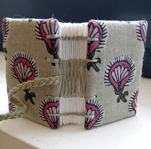 HADI — mini livre — perle en porcelaine — reliure à la française