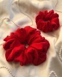 Image 6 of SCRUNCHIE OVERSIZED INTENSE RED/INTENSYWNA CZERWIEŃ