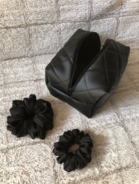 Image 10 of Kosmetyczka Eco skóra pikowana czarna w rozmiarze MIDI