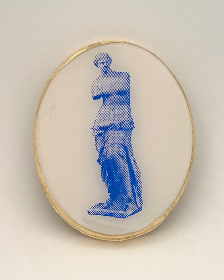 Image of Aphrodite White/Blue Oval 13cm
