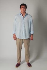 Image 3 of Camisa de lino celeste