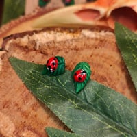 Image 2 of Kolczyki wkrętki biedronka na listku 🌿🐞