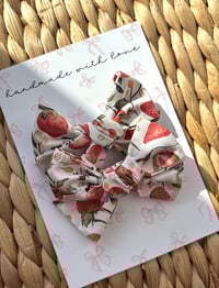 Strawberry bows 