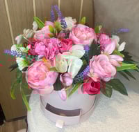 Image 2 of Artificial Hatbox ( only one ) 