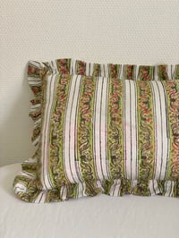 Image 5 of Coussin rayé et fleuri à volants