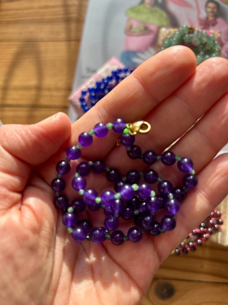 Image of Colliers en perles d’eau douce et en pierres naturelles dans leurs écrins en Liberty 