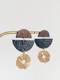 Image 2 of Boucles d'oreilles "Thelma" en cuir exotique 