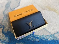 Image 15 of Lou long wallets (click to browse)