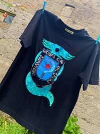 Image 1 of Camiseta bordada a man. DENANTES MORTAS QUE ESCRAVAS negra. Talla S/M OVERSIZE