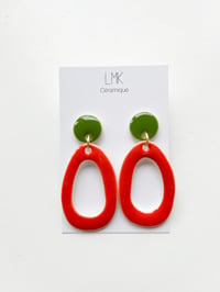 Paire de boucles d'oreilles céramique OMBLA PERCA kaki et orange sanguine