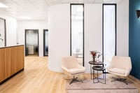 Image 5 of Fauteuil coquille pivotante velours côtelé crème