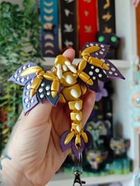 Image 3 of Dragón bebe dorado llavero 