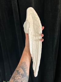 Image 4 of Magnifique aile d’ange en biscuit, objet ancien!