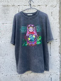 Image 9 of Camiseta bordada a man. MATRIOSKA gris. En STOCK