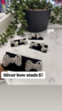 Silver bow. studs 