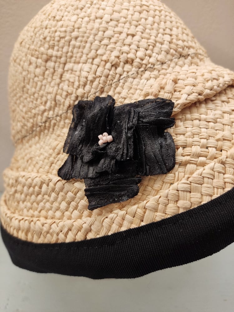 Image of Cloche in paglia dettagli neri