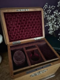 Image 6 of Incroyable coffre à bijoux en chêne massif, velours et soie lie de vin , XIXème siècle.