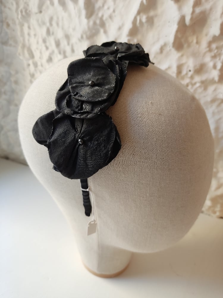 Image of Cerchietto coroncina floreale nero