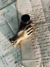 Image 4 of Bougeoir, presse papier en bronze massif, en forme de main, début 1900