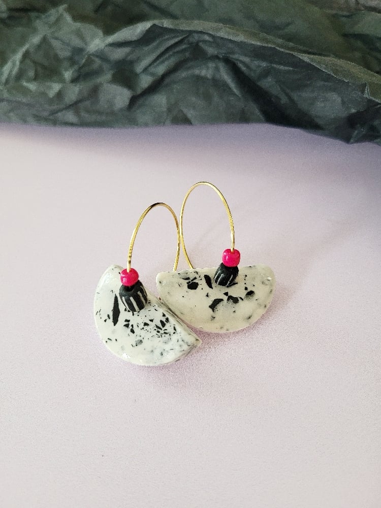 Image of Boucle d'oreilles demie lune terrazzo noir