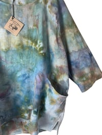 Image 3 of 1XL Cotton Pocket Forager Top in Muted Earthy Ice Dye